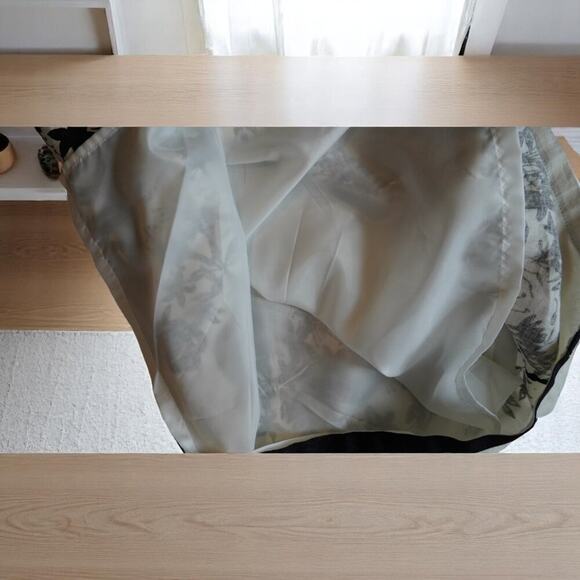 Striking Botanical Print Linen Skirt - Elegant Monochrome Artistry - Gently used - Picture 7 of 7